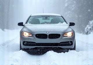 雪道を走る車、季節のケアを象徴
