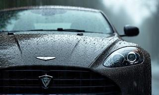 雨の中を走る車