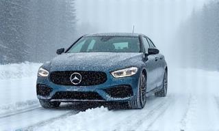 雪で覆われた車